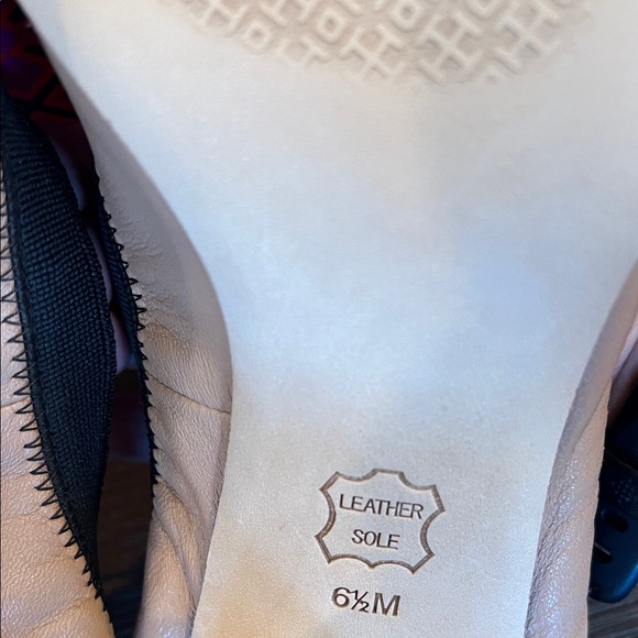 Tory Burch Jolie 75MM Pump Classic Sheep Soft Patent Tory Beige/ Black - Picture 12 of 16